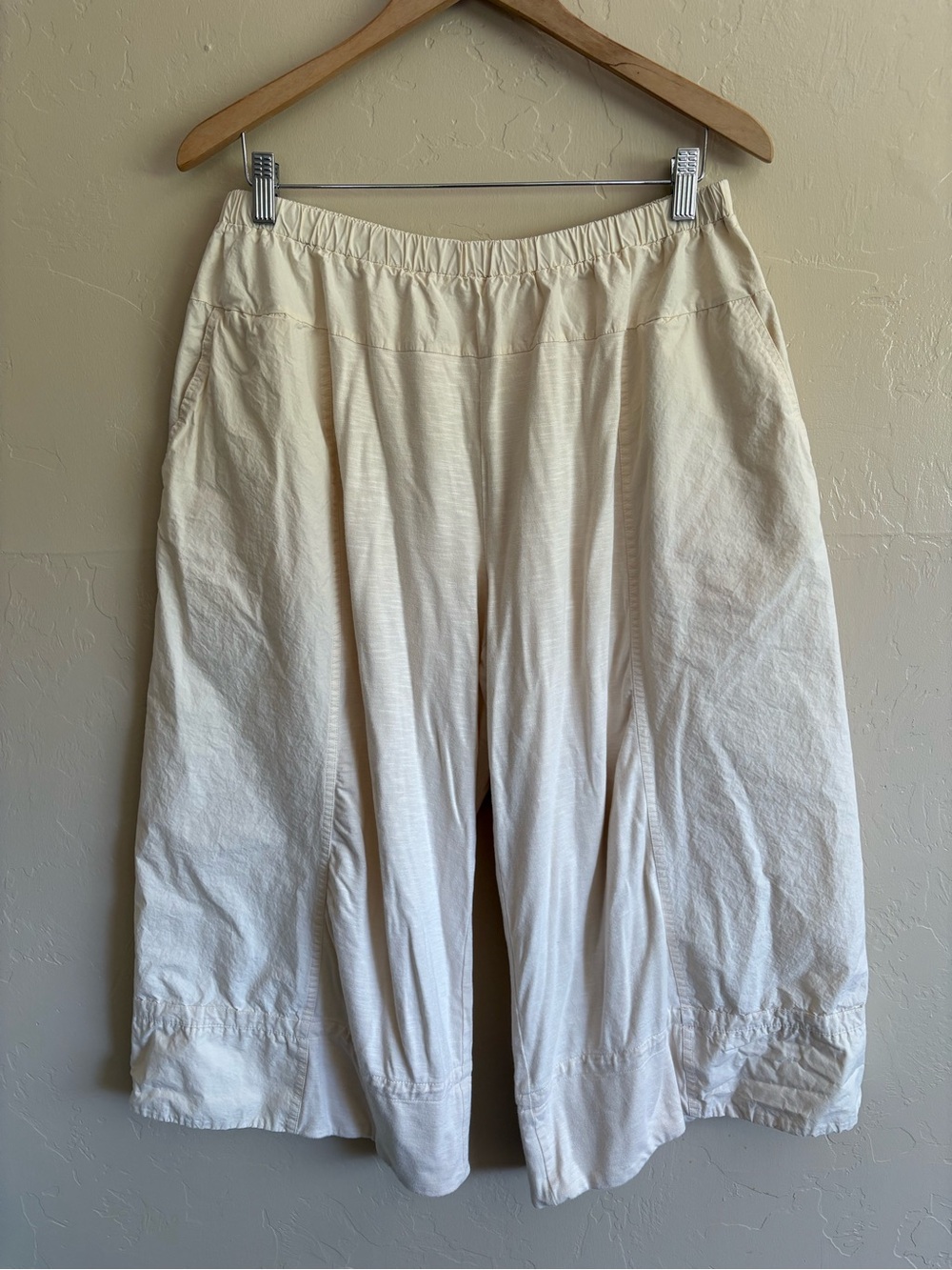 Daily Practice Take Heart Wide Leg Cropped Light Cream Color Pants Size Medium